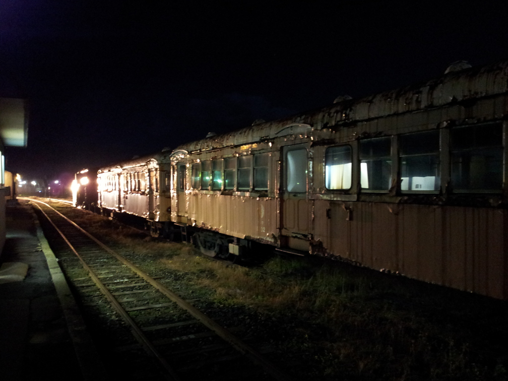 2016/11/13_夜の津軽五所川原駅 廃（?）車両