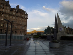 2016/05/21_ウェイバリー駅からソールズベリー・クラッグスを望む