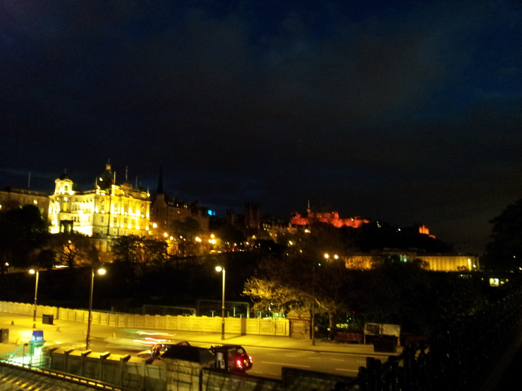 2016/05/21_ウェイバリー駅から夜の旧市街を望む