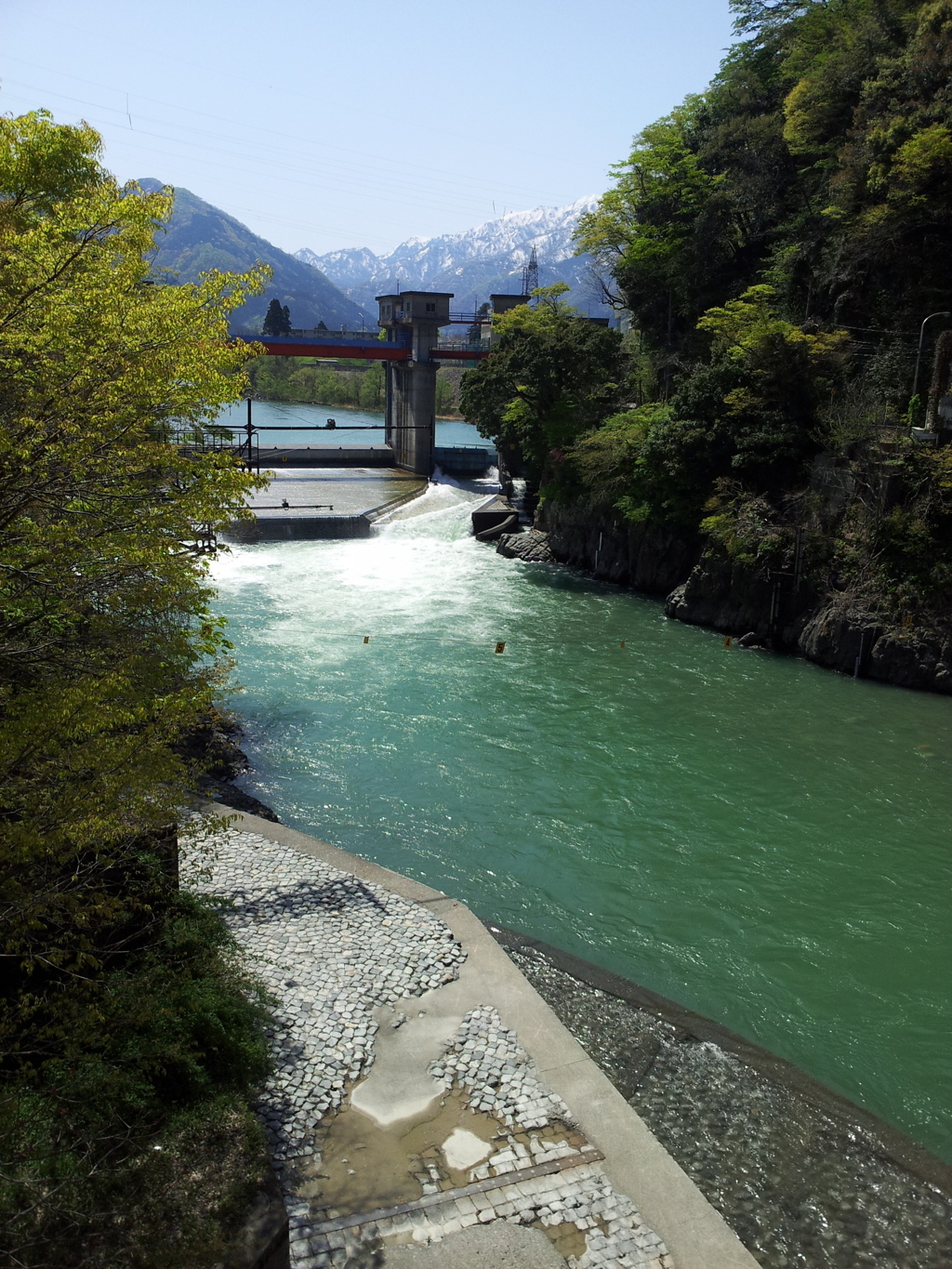 2018/04/21_愛本橋から黒部川上流を望む