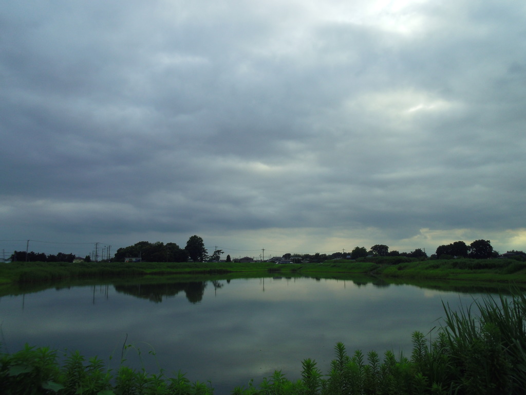 2017/08/12_溜め池の曇天