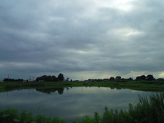 2017/08/12_溜め池の曇天