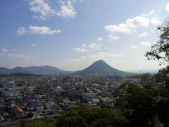 2017/10/26_丸亀城三の丸東張出石垣から飯野山を望む