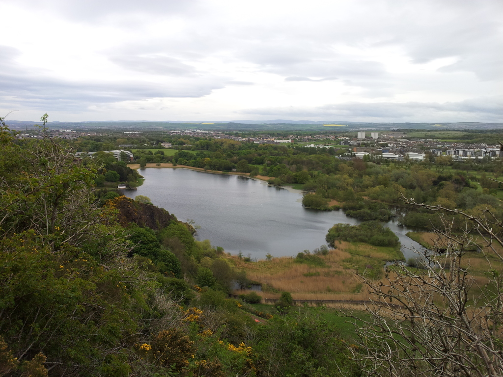 2016/05/20_クィーンズ・ドライブからダディングストン湖を望む
