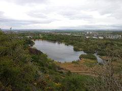 2016/05/20_クィーンズ・ドライブからダディングストン湖を望む