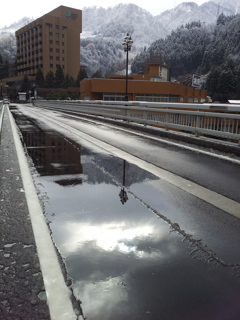 2016/12/10_想影橋の水溜まりに空