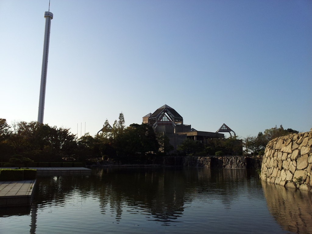 2017/10/26_瀬戸大橋記念公園 甲之池と瀬戸大橋タワーと瀬戸大橋記念館
