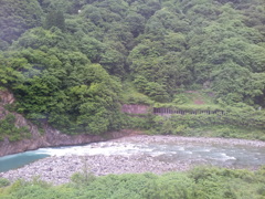 2018/05/31_宿から黒部川と対岸の山を望む