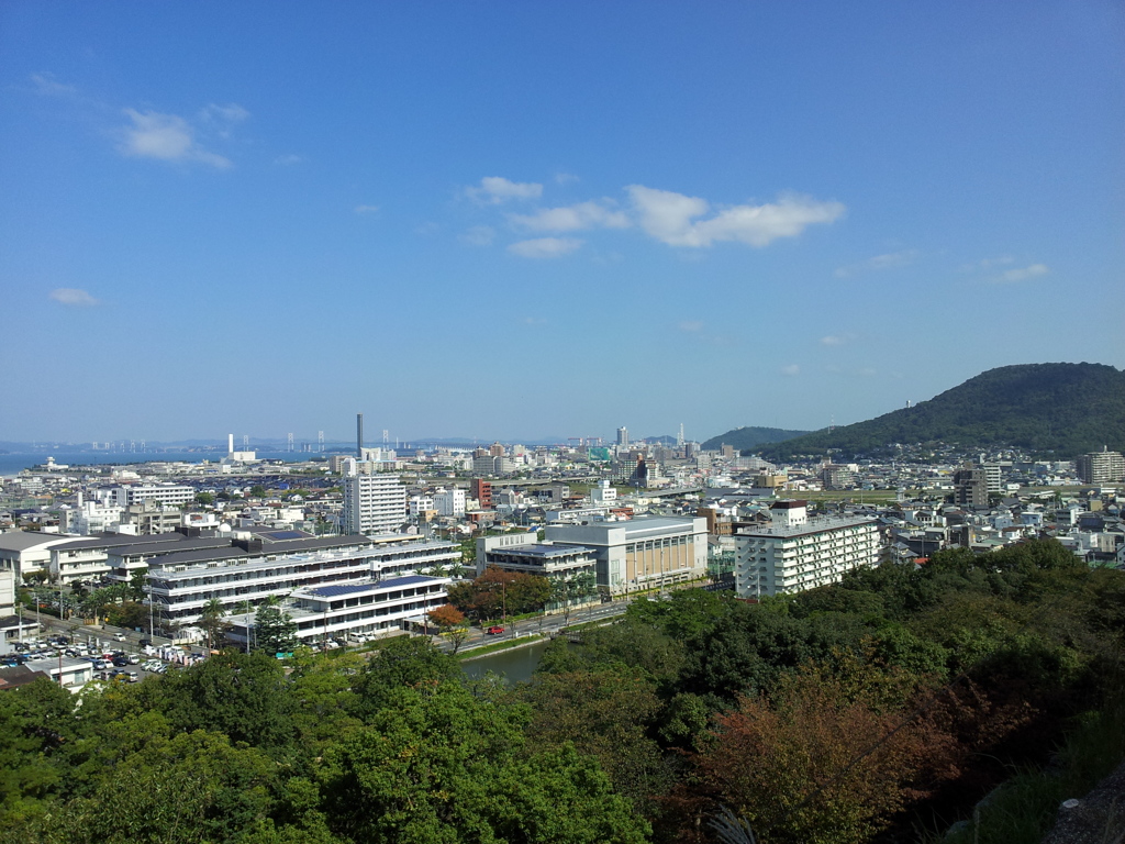 2017/10/26_亀山公園から瀬戸大橋と聖通寺山を望む