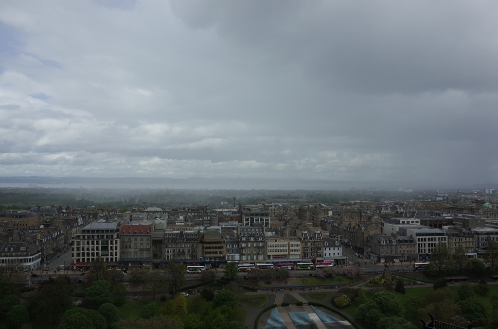 2016/05/21_エディンバラ城から新市街とフォース湾を望む