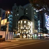 2018/10/18_コンクリートのビルの間の木の建物