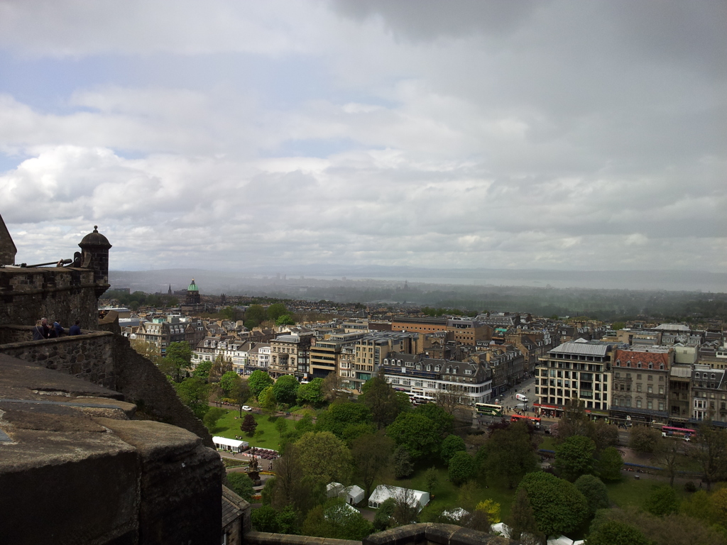 2016/05/21_エディンバラ城から新市街とフォース湾を望む
