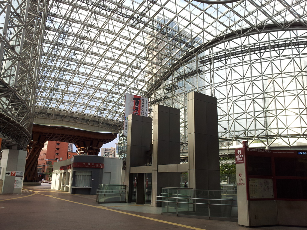 2016/05/12_金沢駅 もてなしドームと鼓門