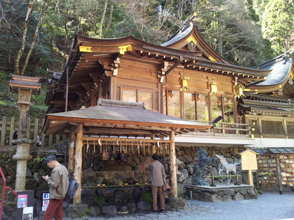 2019/04/13_貴船神社 本宮 手水舎と拝殿