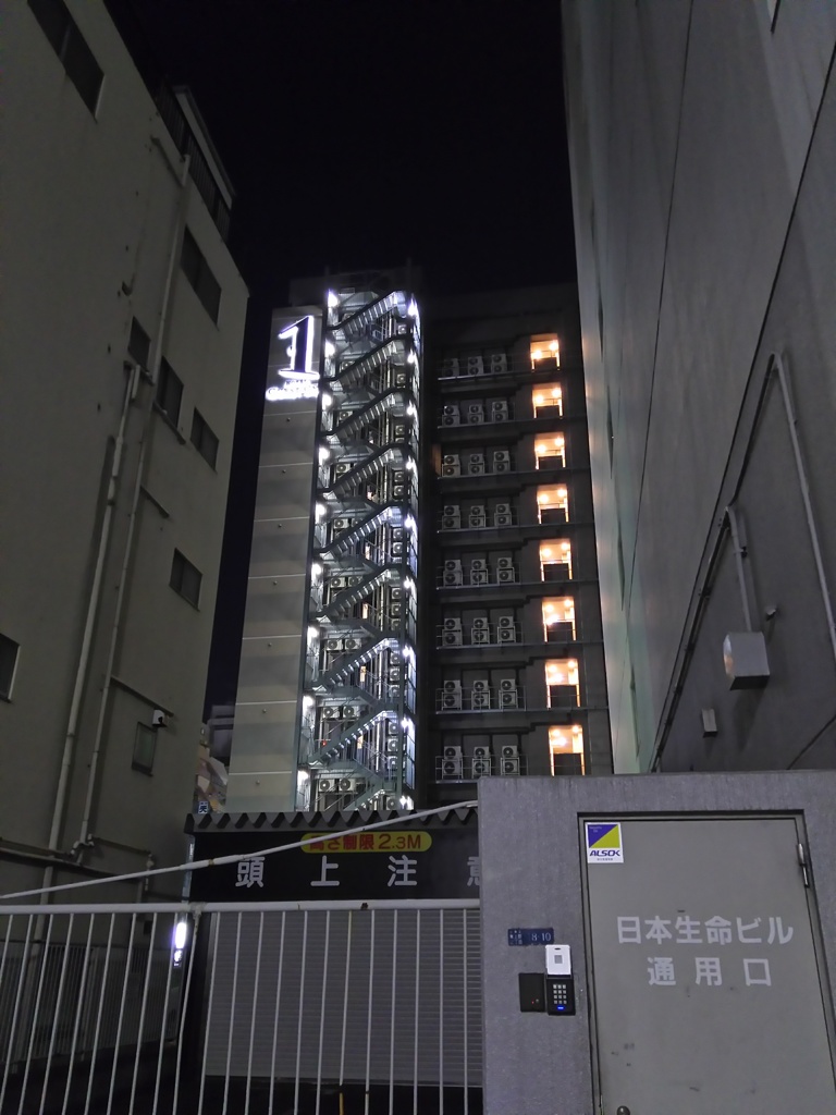 2017/11/14_夜の外階段と室外機