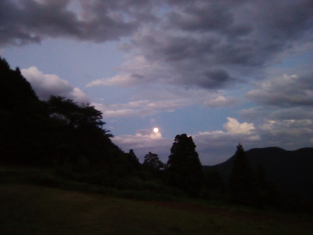 2018/08/25_外秩父山中の夕空に月