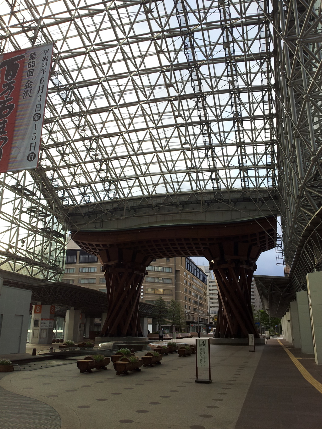 2016/05/12_金沢駅 もてなしドームと鼓門