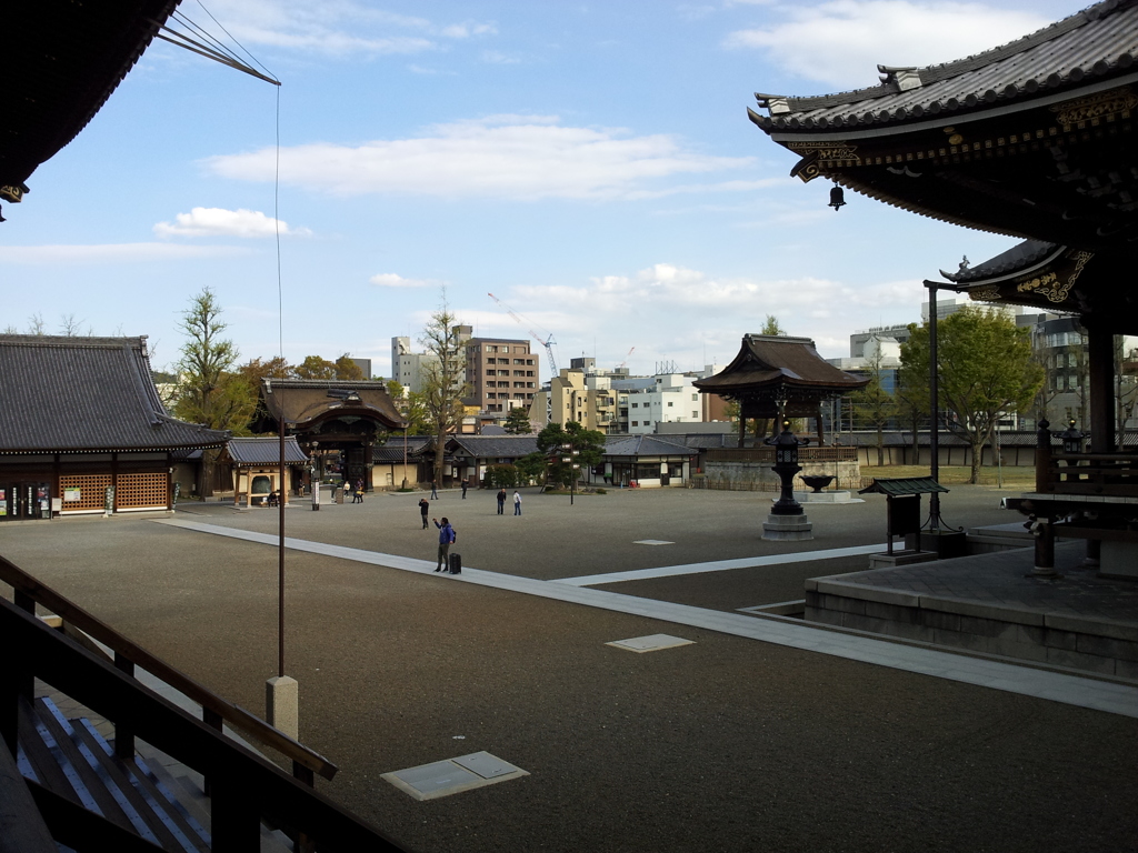 2019/04/12_東本願寺 御影堂から阿弥陀堂門を望む