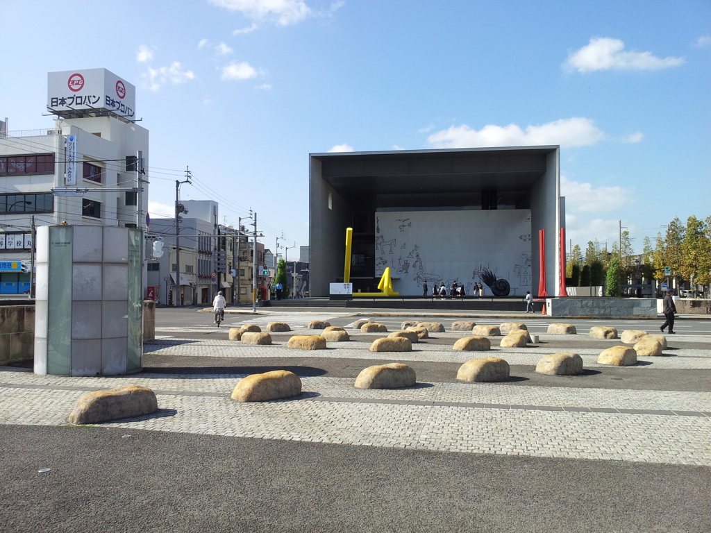 2017/10/26_丸亀駅前オブジェと猪熊弦一郎現代美術館