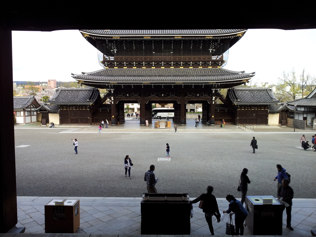 2019/04/12_東本願寺 御影堂から御影堂門を望む