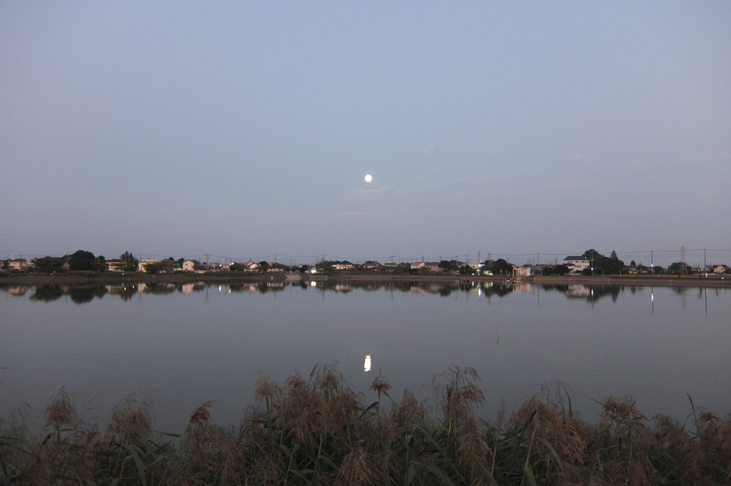 2015/09/27_伊佐沼の夕月