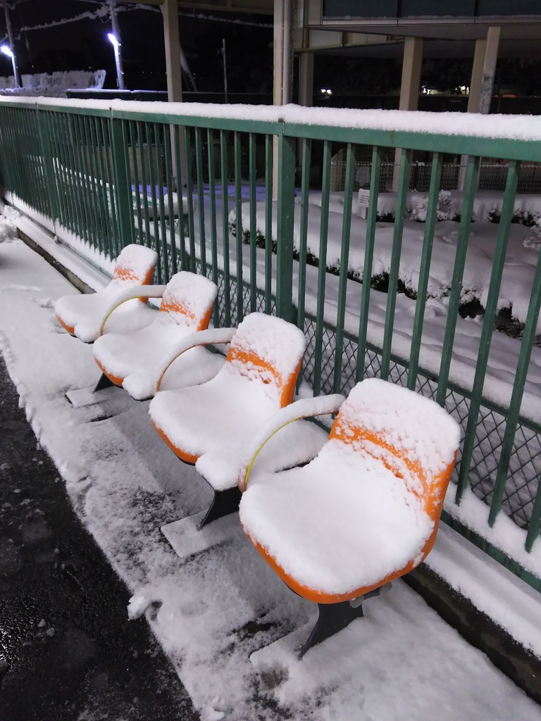 2018/01/22_雪の夜の北上尾駅のベンチ