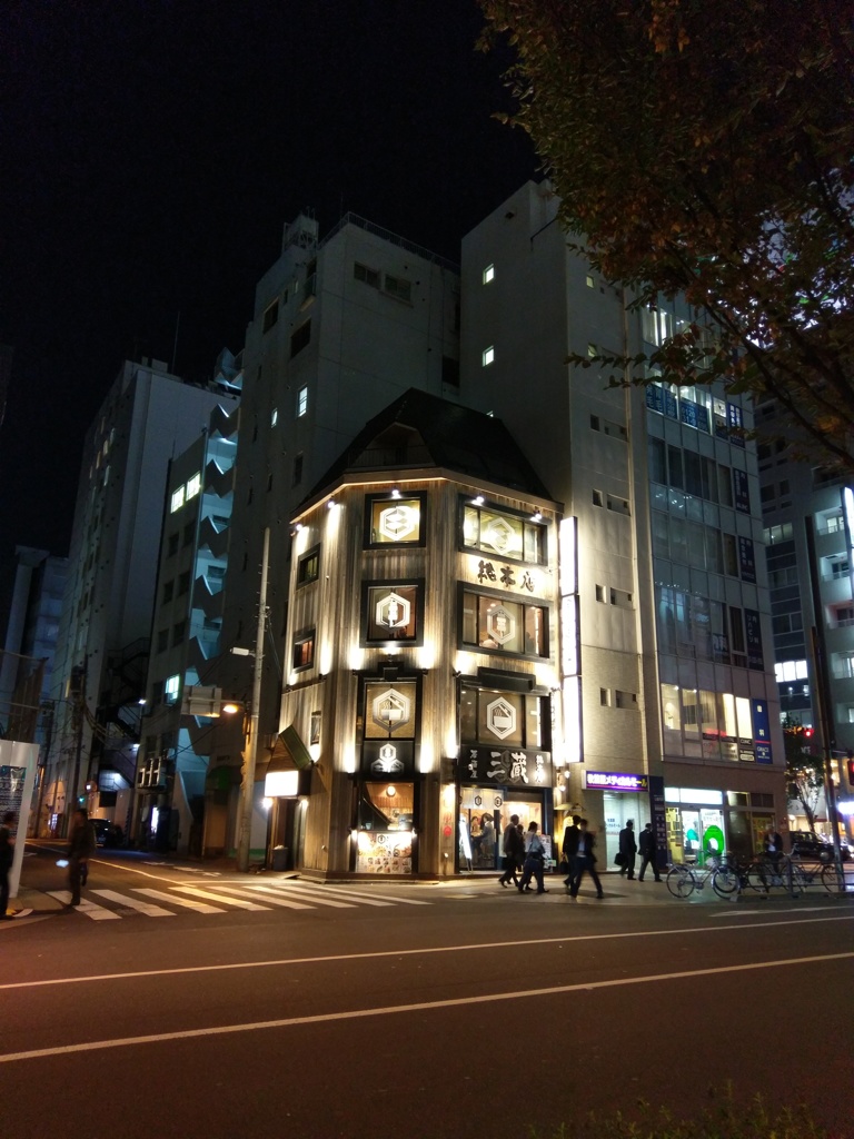2018/10/18_コンクリートのビルの間の木の建物