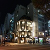 2018/10/18_コンクリートのビルの間の木の建物