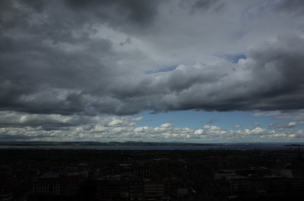 2016/05/21_エディンバラ城から新市街とフォース湾を望む