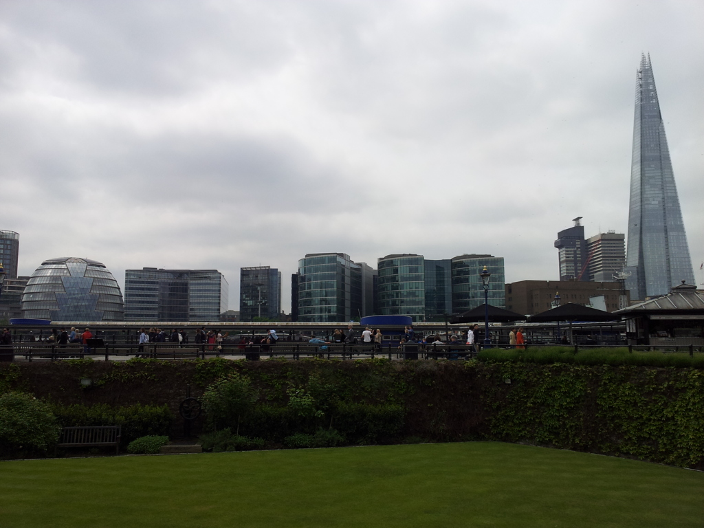 2016/05/19_ロンドン塔から現代建築物を望む