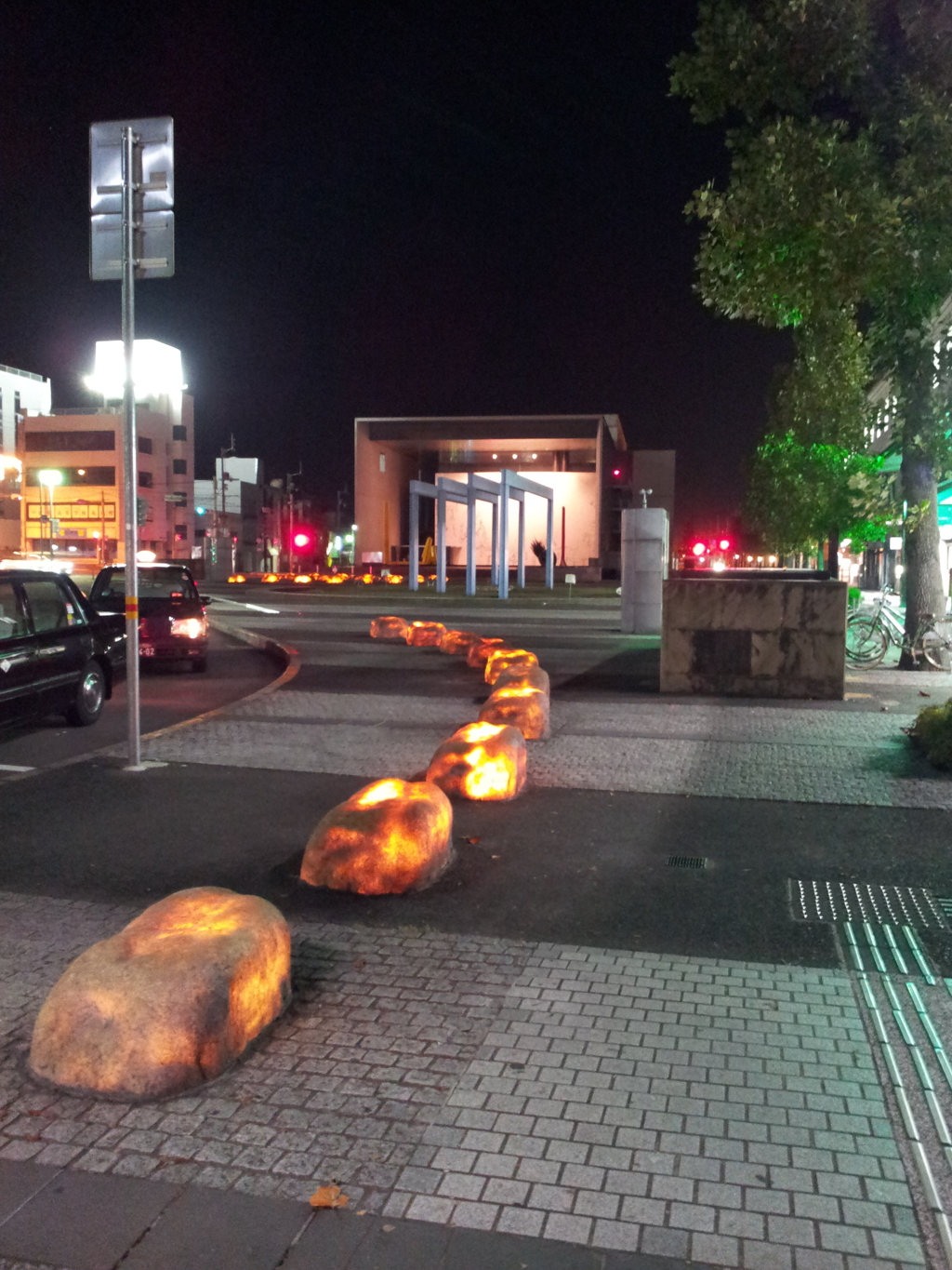 2017/10/25_夜の丸亀駅前オブジェと猪熊弦一郎現代美術館