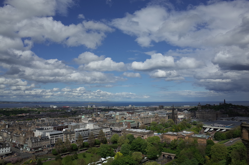 2016/05/21_エディンバラ城から新市街とフォース湾を望む