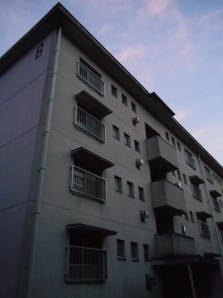 2017/05/28_夕暮れの誰もいない団地