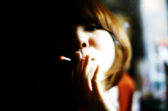 煙草を飲む女性