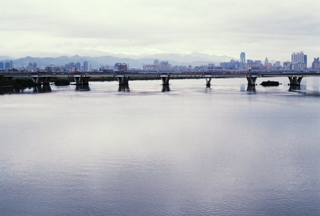 台北の忠孝橋の眺め