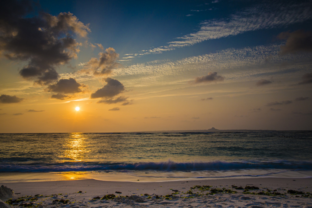 沖縄の瀬底ビーチの夕日 by みかんとりお （ID：3504177） - 写真共有 
