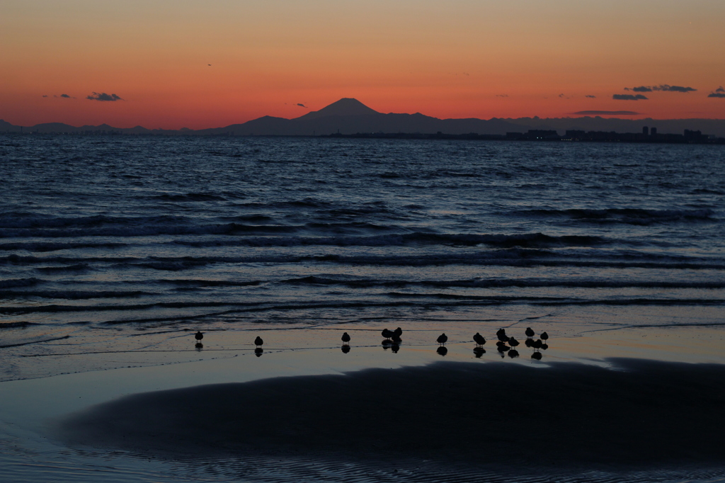 夕陽に浮かぶ富士山