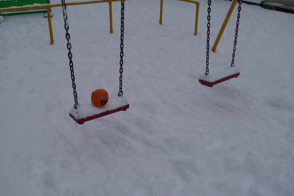 雪とブランコ