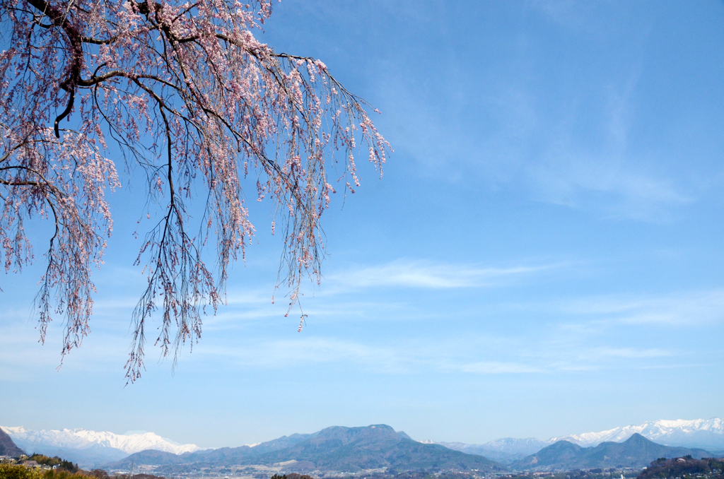 遥かなる残雪の山