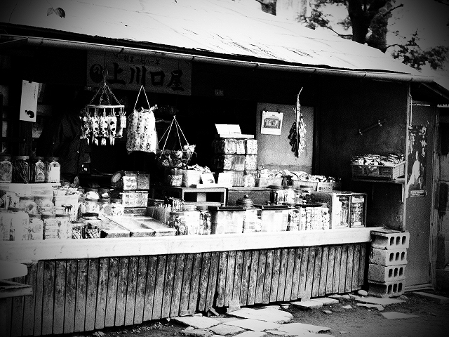 鬼子母神の駄菓子屋