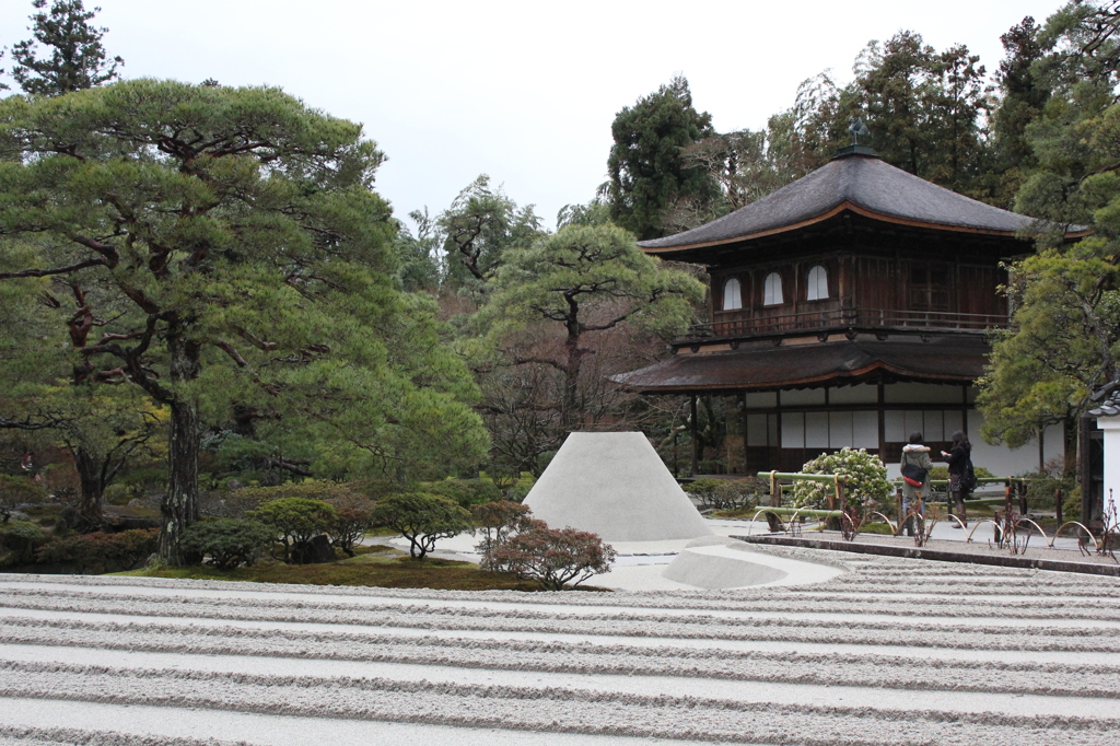 質素に、かつ荘厳に