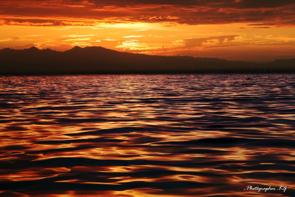 夕焼けを漂わせる海