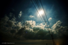 電線に絡まる月