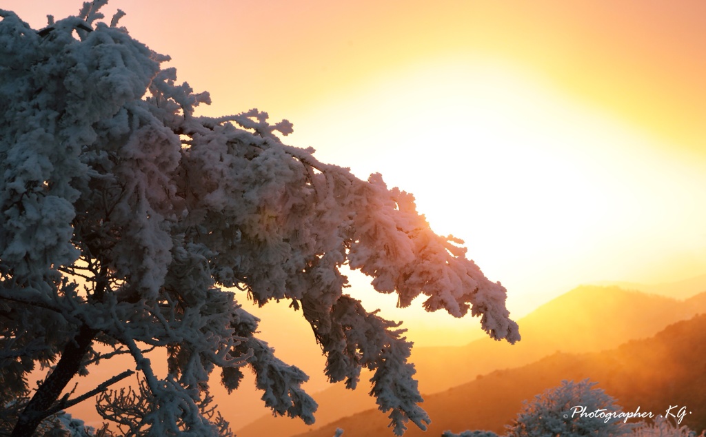 雪と山と夕焼けと