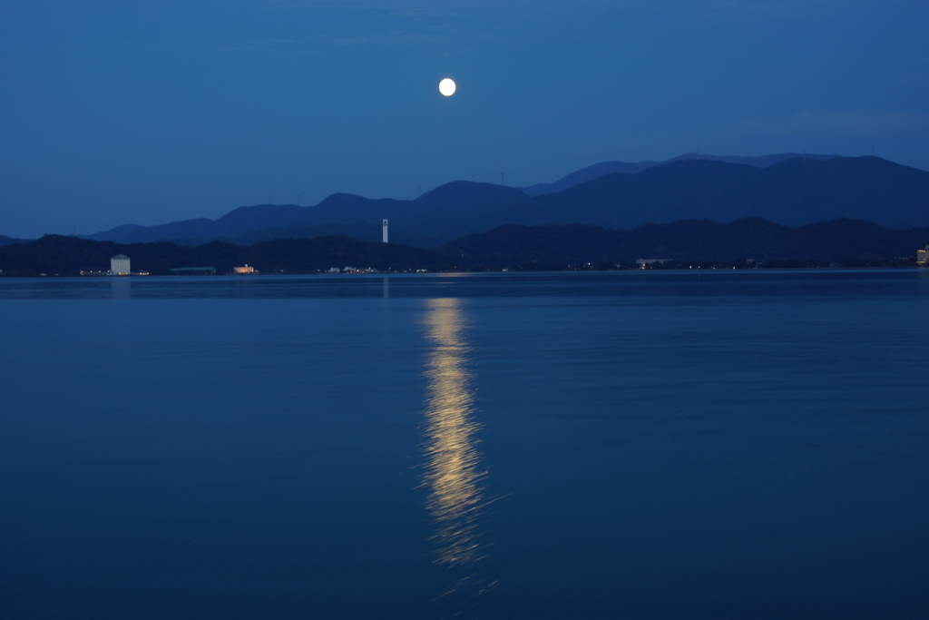 中秋の名月を琵琶湖湖上で楽しんで