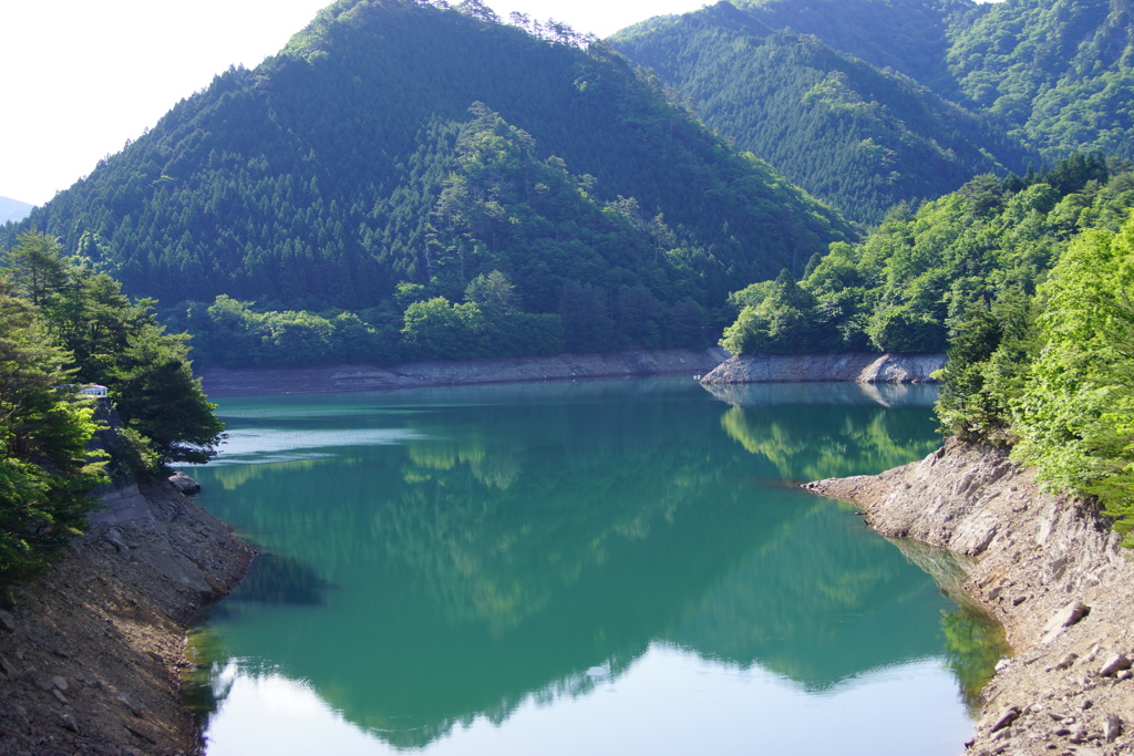 ダム湖の映り込み