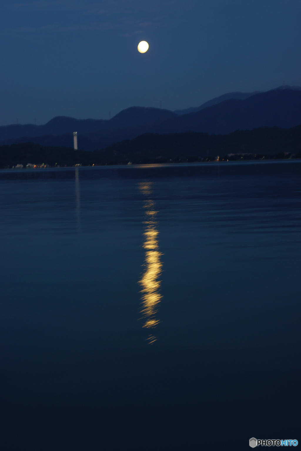 中秋の名月湖上から