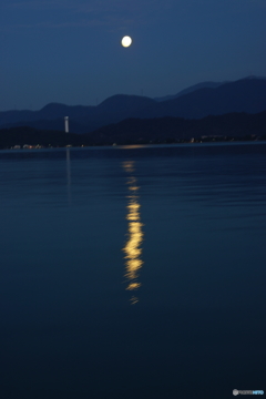 中秋の名月湖上から