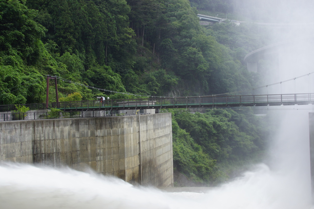大滝ダム　水の威力