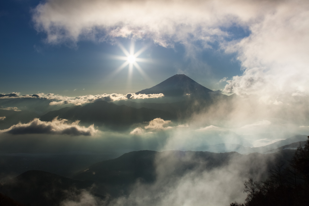 湧雲躍動 